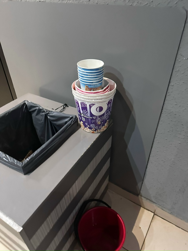 Вчера посетили кинотеатр Си..а п..к. Когда выходили увид...