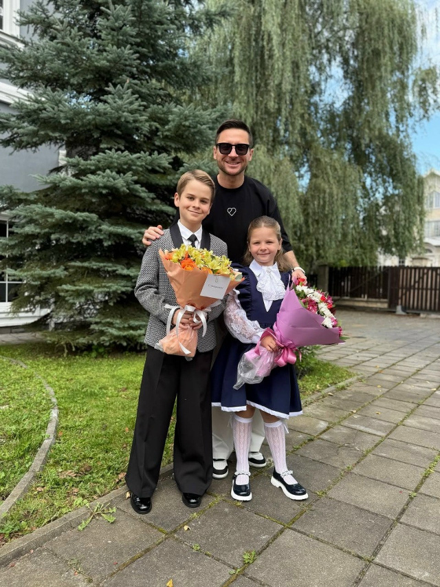 🥹 Сергей Лазарев расплакался во время школьной линей?...