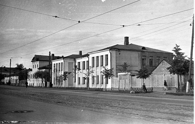 1) Улица Октябрьская
1960-1970 Тула Справа здание постройк?...