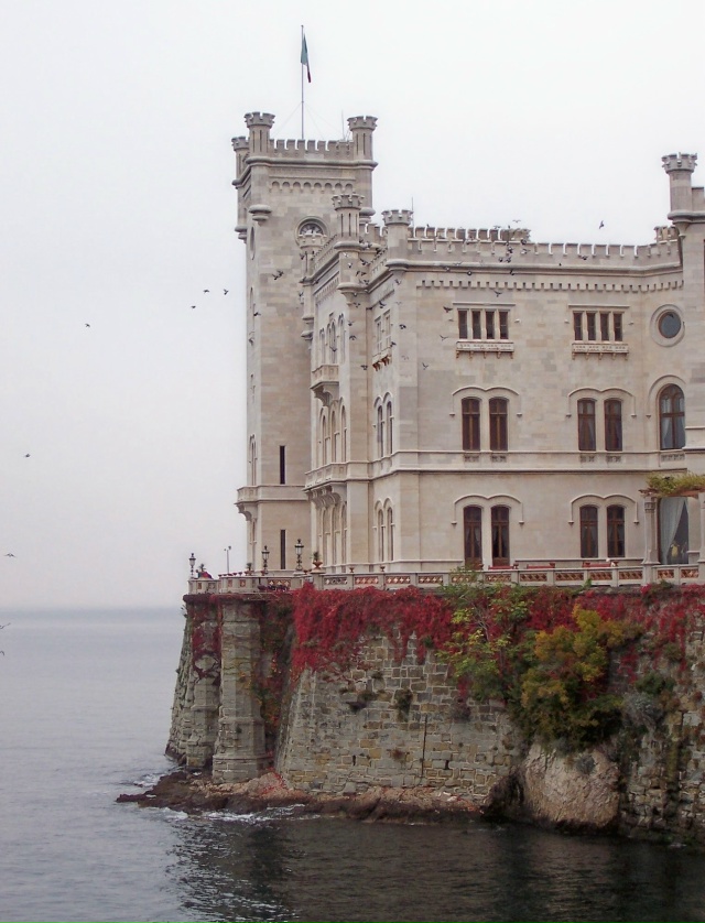 🌍 Мирамаре — замок, который словно парит над водой.
Б?...