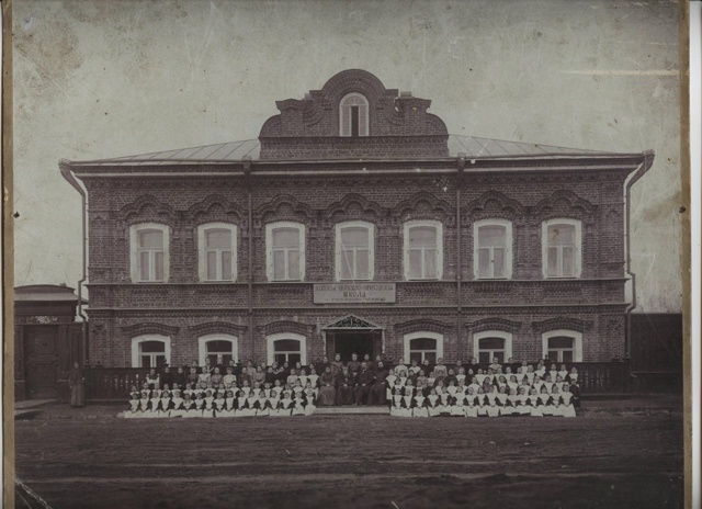 Ленина 48. Женская церковно-приходская школа с рукодель...