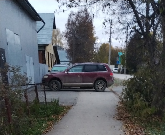 Из рубрики ПАРКУЮСЬ, КАК УДОБНО. Постоянно такая парко...