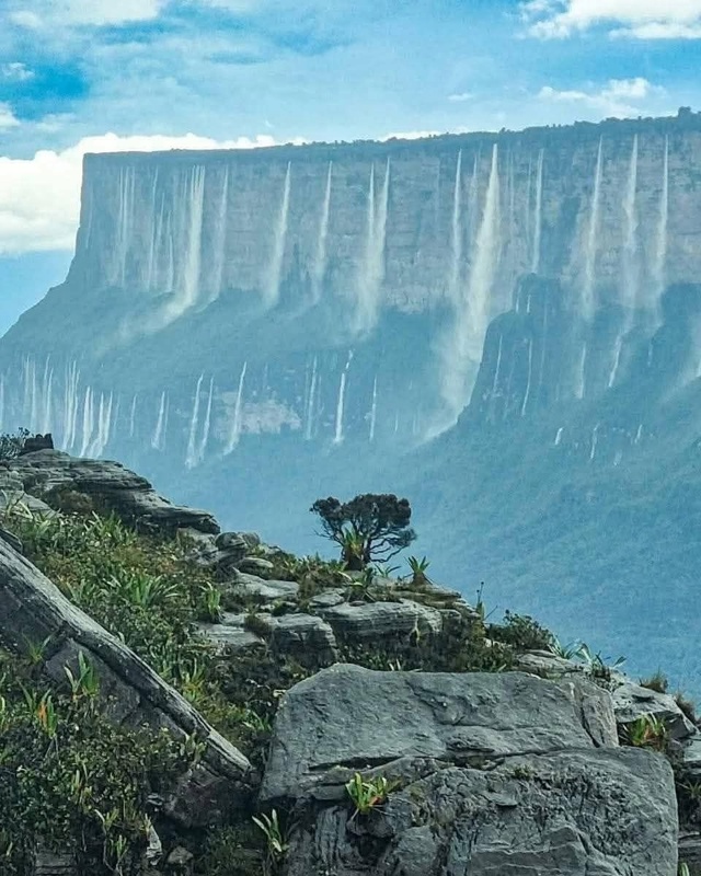 Сезонные водопады на плато Рорайма, расположенном на г...