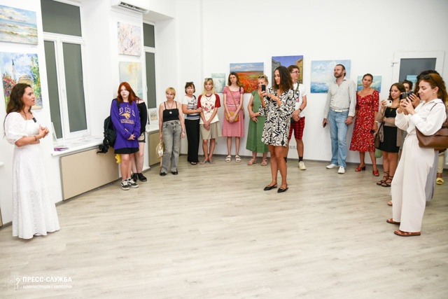 В Евпатории открылась выставка картин о природе Крыма ...