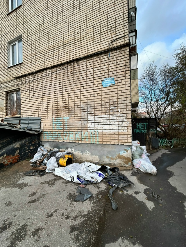 В доме по улице Кауля 13, корп.1 делали крышу около месяц?...