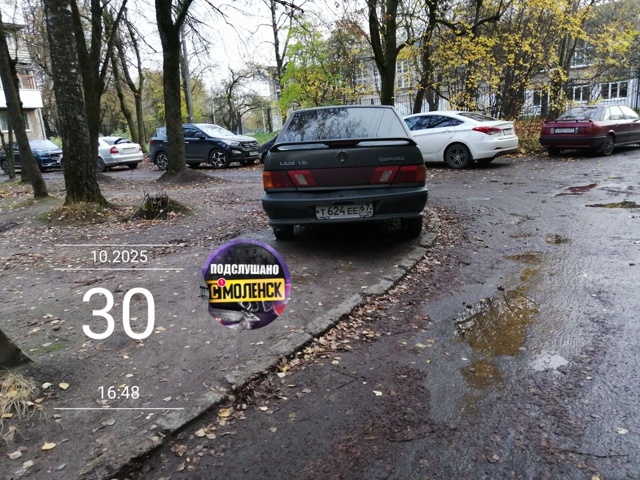 Безобразие у подъезда Безобразие очевидно. Грязь у по...