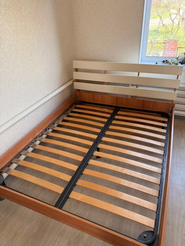 Отдам кровать с матрасом. Есть трещина на изголовье, но...