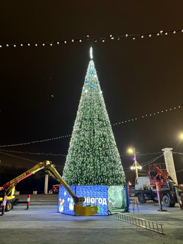 Джингл бэллс!
🎄 Ёлка на Адмиралтейской площади почти ?...