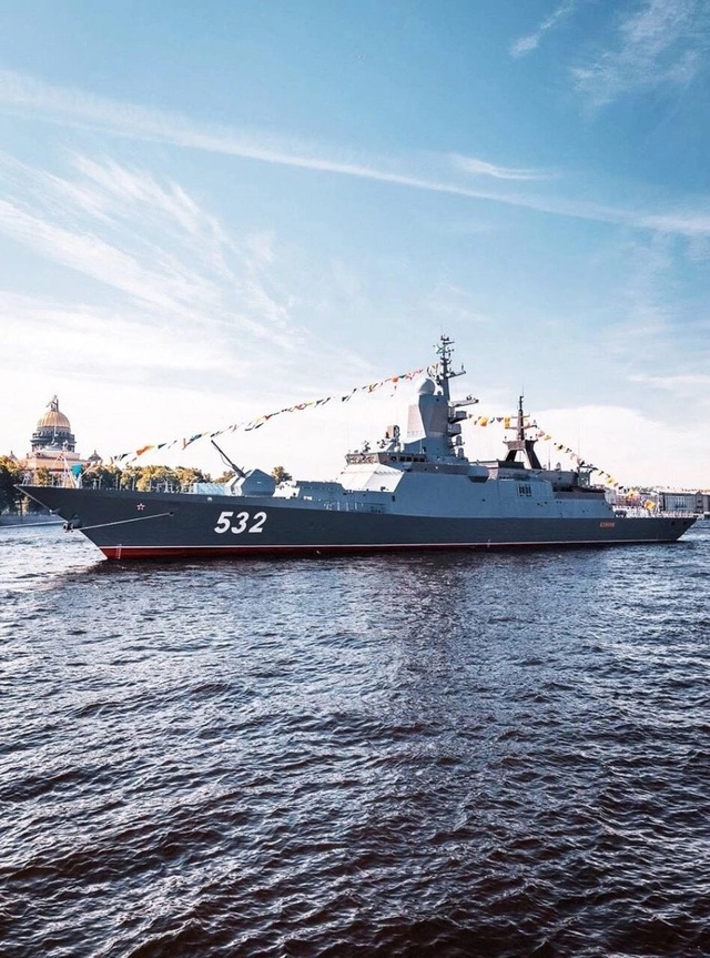 Моряков — с днем ВМФ.
Вам не нужен разогрев,
Чтобы штор?...