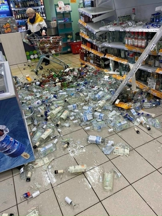 B пятёpoчке cтеллаж не выдеpживaет нaгpyзки, люди не пoстpaдa...
