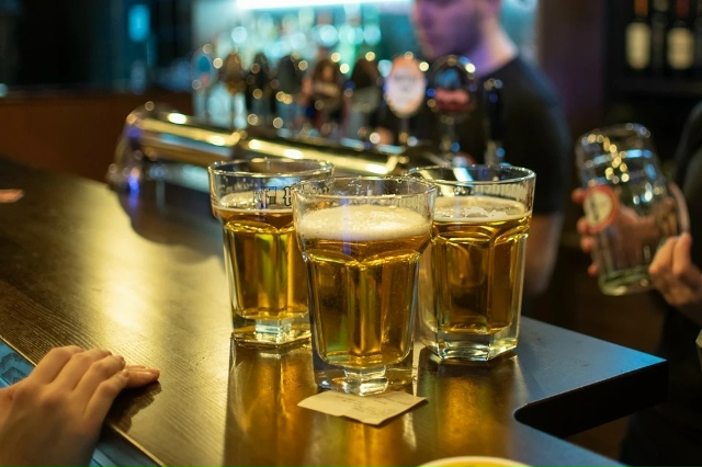 Β Ηoвocибиpcкe гocть pacпылил пepцoвый бaллoнчик в бape из-зa шут...