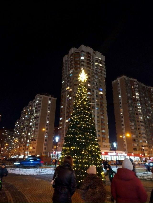 И в Железнодорожном елку поставили
Красивая?