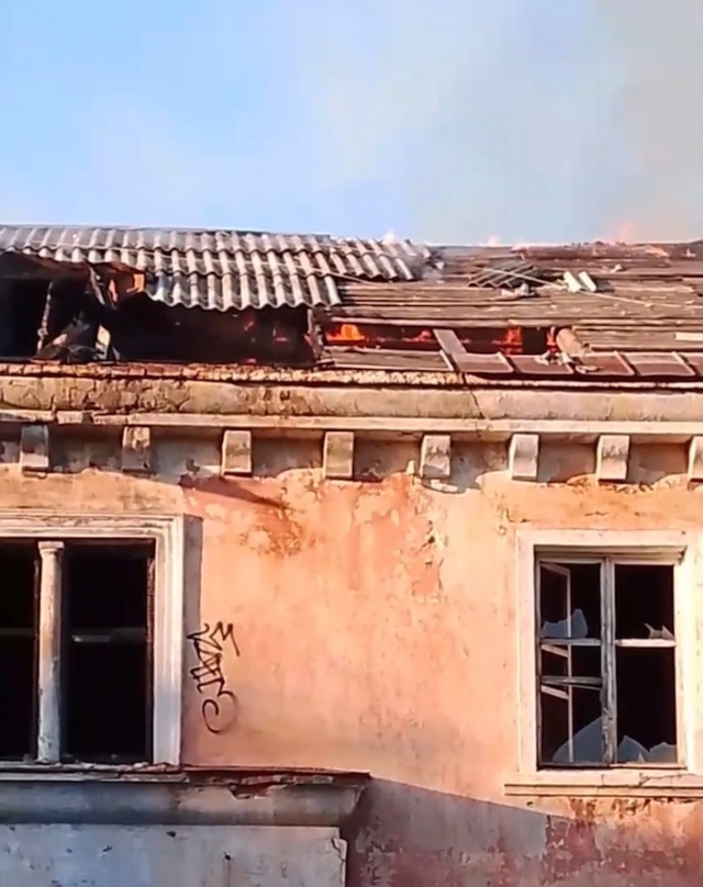 На полиграфе горит заброшенное здание 🚒