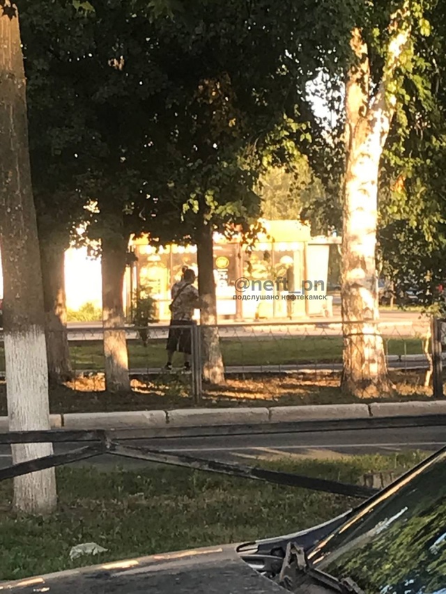 Мужик докопался и пнул девочку не за что, придрался не ?...