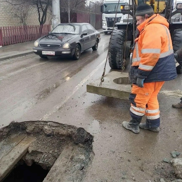 ⚡В Курске стартовал ремонт изношенных люков и огражде...