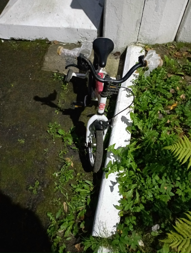 Чья потеряшка детский велосипед оставлен у Колледжа о?...