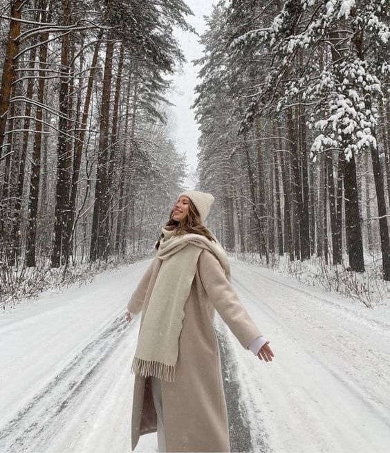 В снегопад мы снова становимся детьми. Ловим снежинки ?...