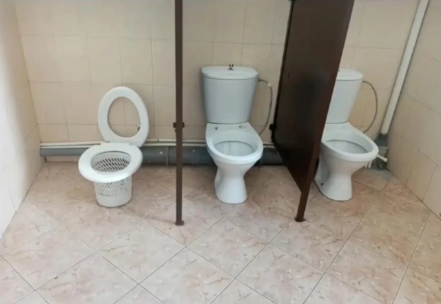 🗣️У нас в школе (писать какая не буду) туалеты выглядя...