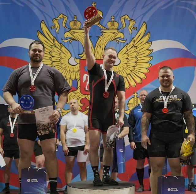 Пауэрлифтер из НАО Сергей Ермолин взял три золотых мед...