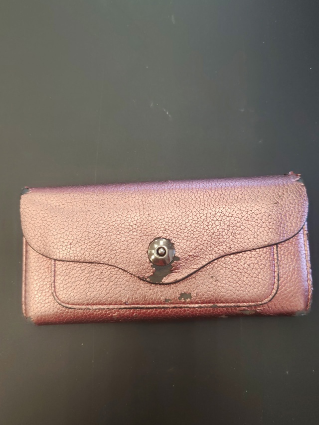 В магазине В1 забыт кошелек. Есть карта на имя Валентин?...