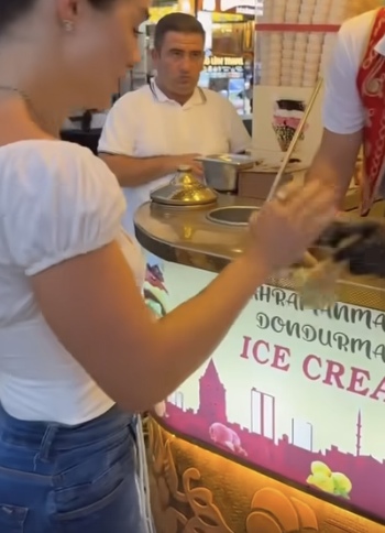 Ради мороженого готова на все