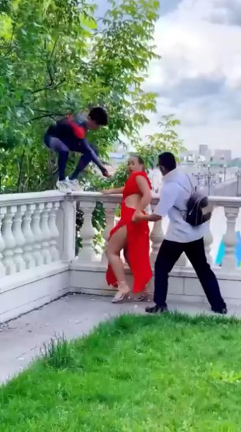 В машине с ремнем шутки плохи)