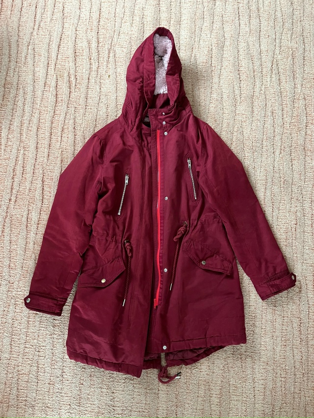 Отдам бесплатно женскую утепленную куртку 46 размера.