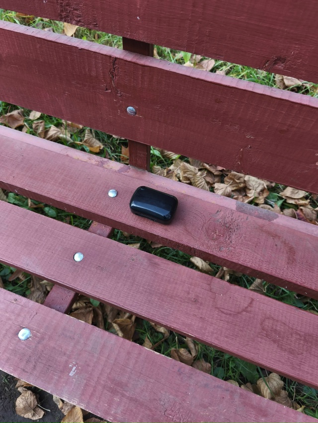 Молодежная 25,к.5
Оставлены кем то наушники на скамейке.