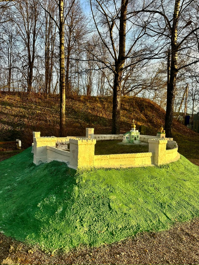 На территории Никольского кремля привели в порядок ма?...