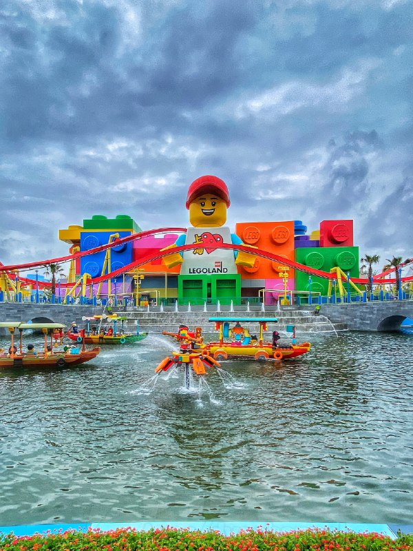 Выезжаем: крупнейший в мире парк Legoland построили в Шанхае.
Его площадь — 318 тысяч м², на строит