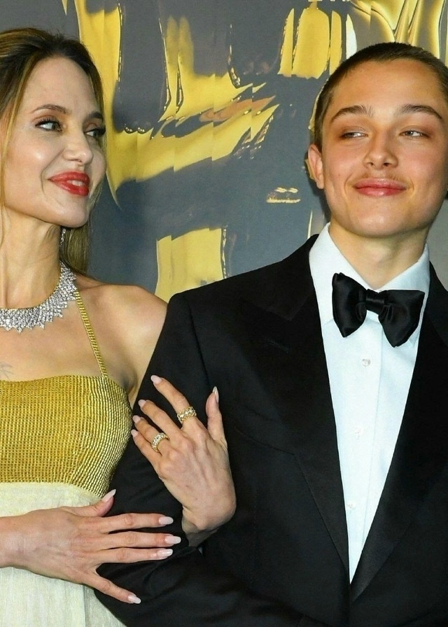 Анджелина Джоли вышла в свет вместе со своим самым скр?...