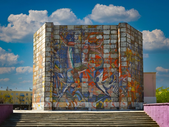 Дали перепутали с Петром I, потому что художник Олег Лу?...