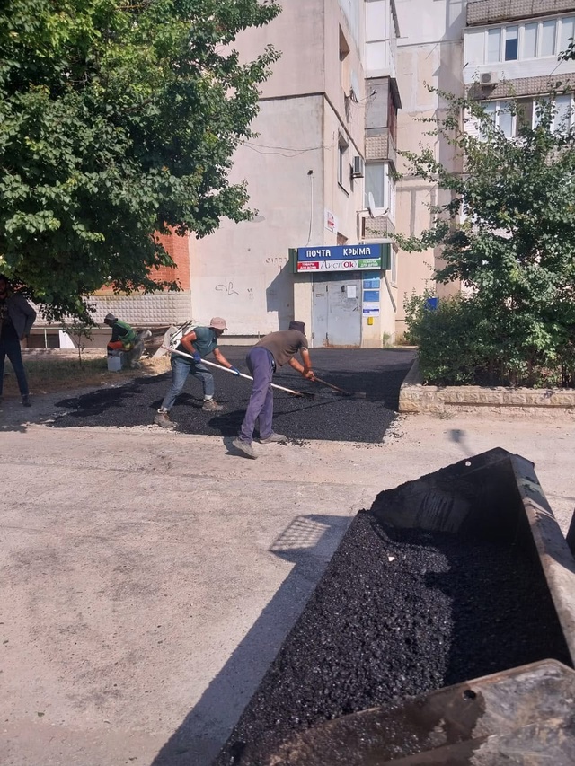 Сегодня подрядчик Крымавтодор укладывал асфальт на пл...