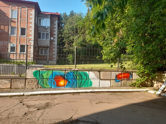 Нарисовано на бортиках у коттеджей. Кто знает что здес?...