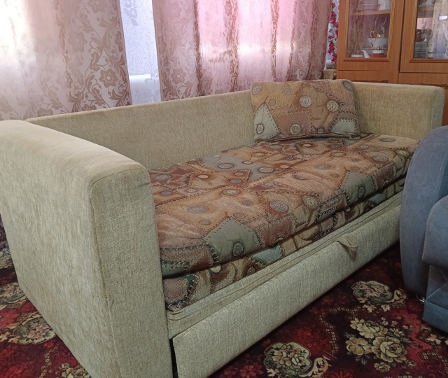 Продам диван. Размер 1,65м. Цена 3000р. Тел.89096067274