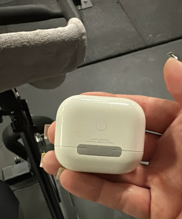 Вчера был утерян правый наушник от айрподс
В районе 6 м?...