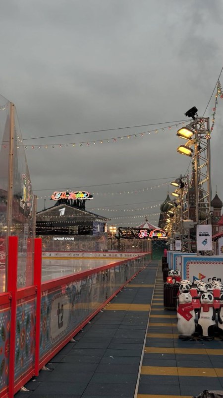 Девочки, на ГУМ-катке работает бесплатное посещение — по будням в первой половине дня.
Для этого ну