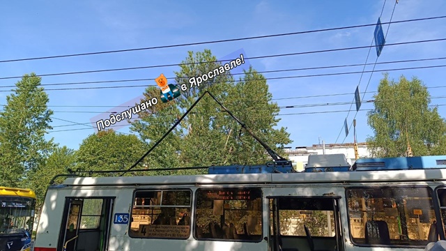 Напротив ЯРСинтеза, в сторону центра.
Троллейбусу обл?...