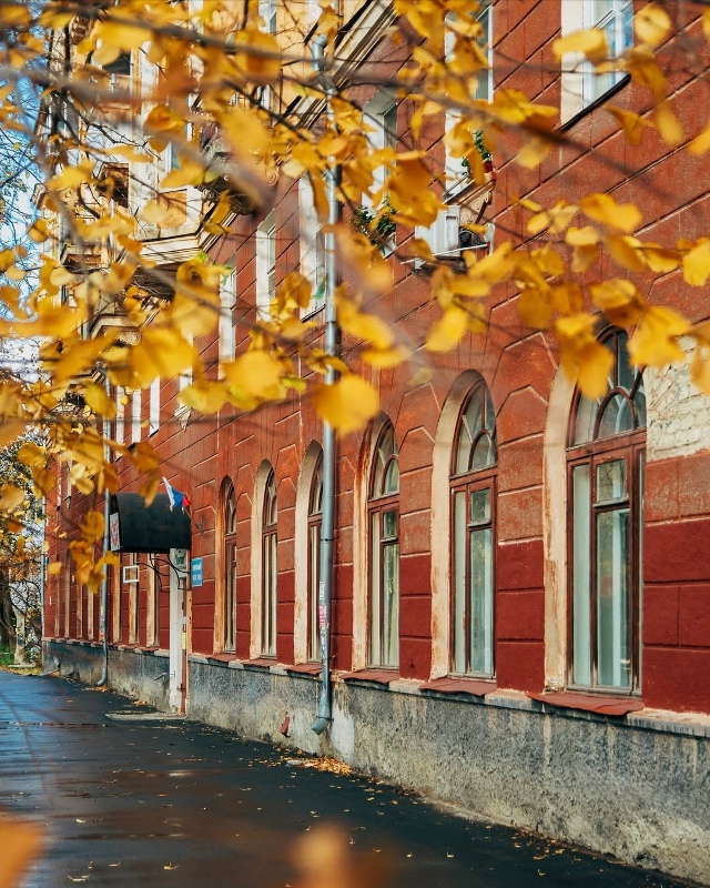 Мгновения осени на улицах, площадях и во дворах Уралма?...
