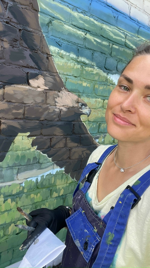 На протяжении всего лета длинный невзрачный бетонный ?...