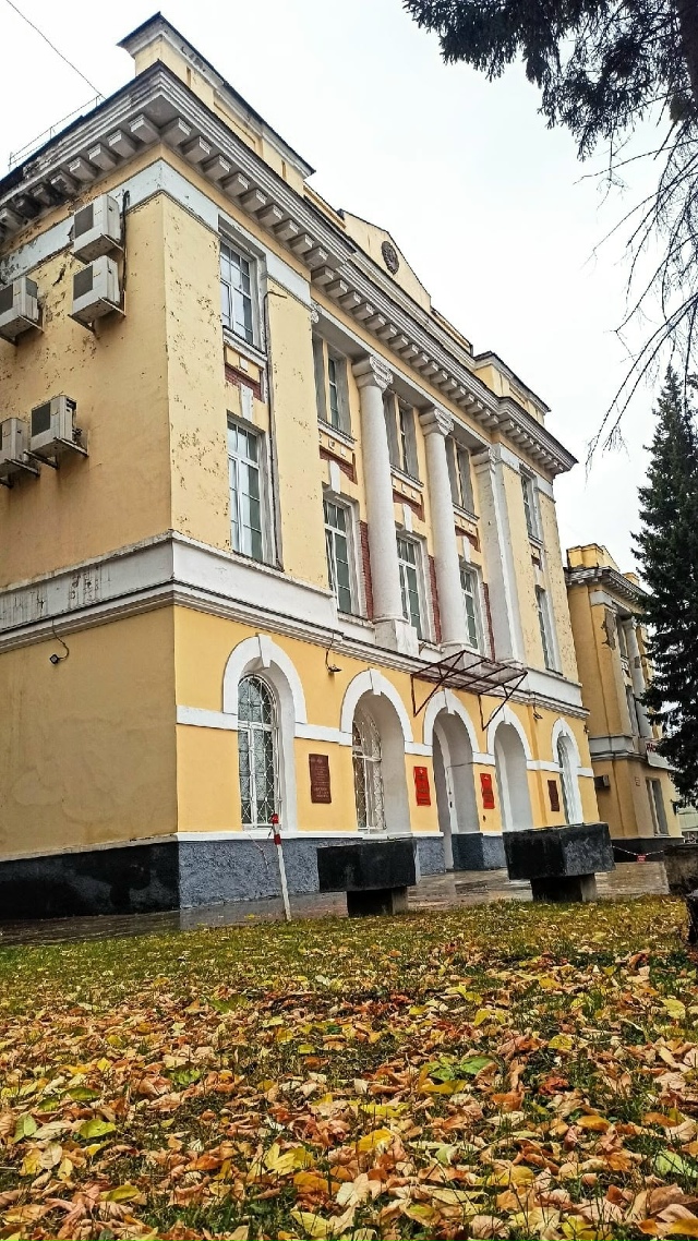 Дoм oфицepoв нa Κpacнoм пpocпeктe.