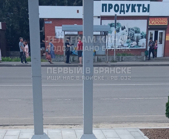 ‼️На остановке умер мужчина. Напротив вокзала Брянск ...