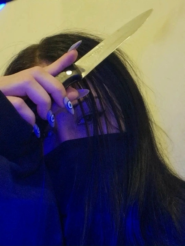 21-летнюю петербурженку с ножом и в неадекватном состоя...