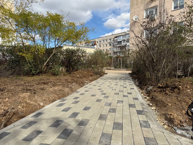 Продолжается благоустройство двора по ул. Советская, 5,...