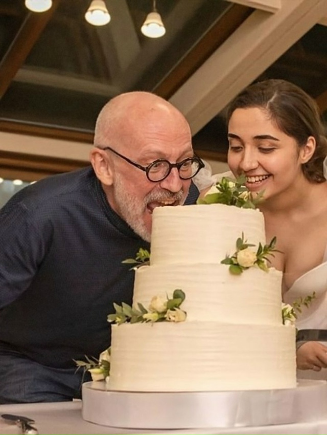 В сети появляются фотографии 61-летнего актёра и нынешн...