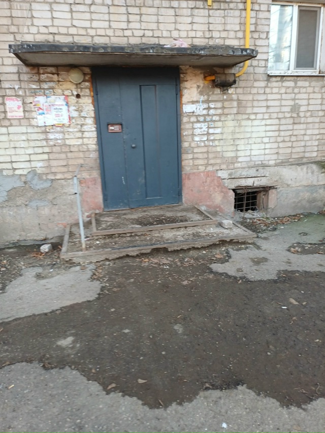 Состояние входных групп подъездов рыльская 3 , люди вых...