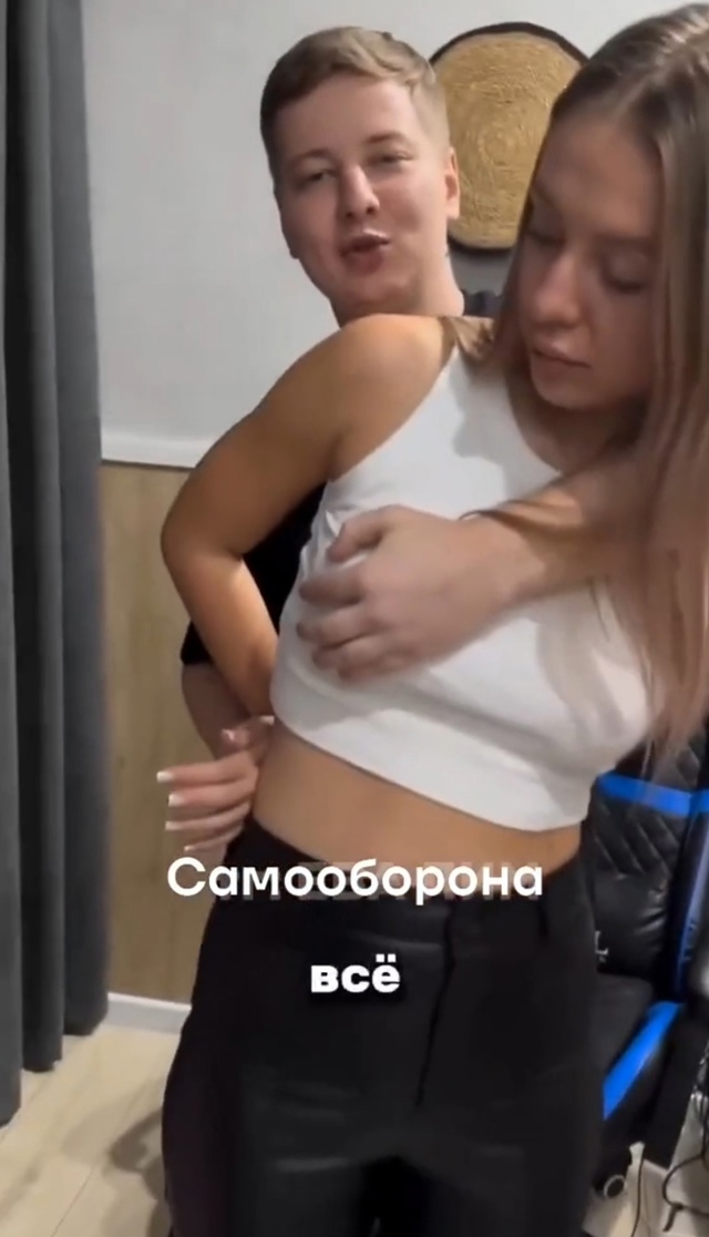 Молодец, помогает девушке!