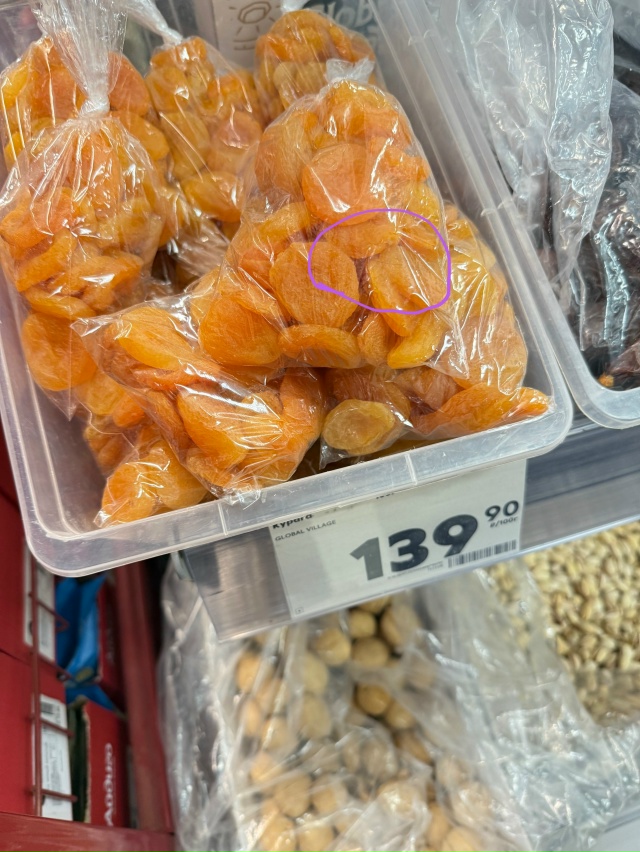 Хотела купить курагу, но передумала из-за волоса в паке...