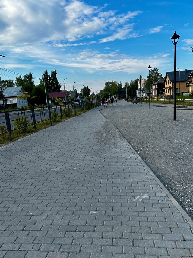Почему у вас в городе тротуар так сильно сужается в мом...