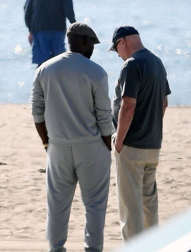 Брюса Уиллиса сняли гуляющим по пляжу с медбратом
Акт?...